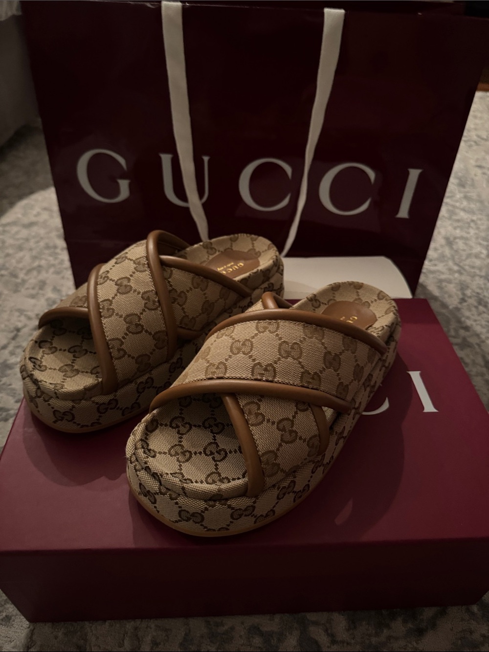 Gucci Tan GG Canvas Crisscross Slide Sandals… Never worn!! Box, label, dust bag - Picture 1 of 11